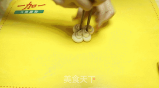 快过年了 学蒸枣花馒头吧的做法步骤：9