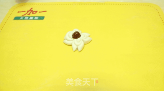 快过年了 学蒸枣花馒头吧的做法步骤：10