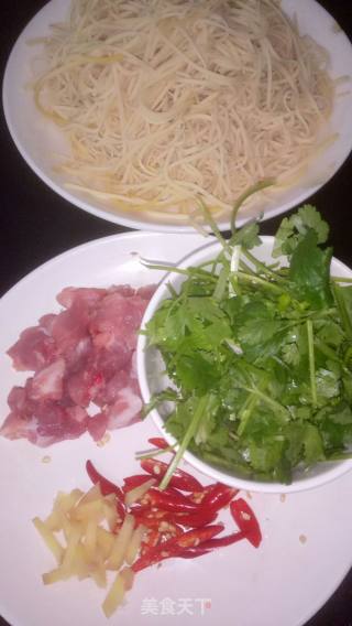 干丝香菜炒肉的做法步骤：1