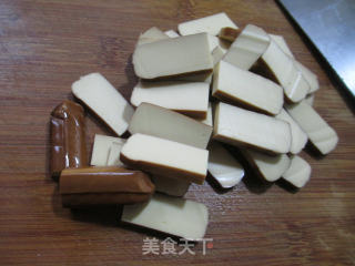 【宁波】鸡蛋干炒茭白的做法步骤：2