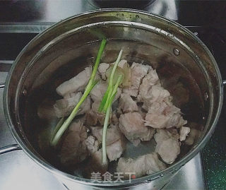 【江苏】青萝卜排骨汤的做法步骤：2