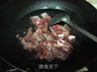 【浙江】糖醋猪骨的做法步骤：1