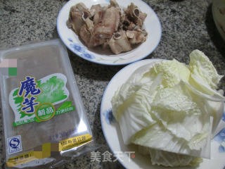 【宁波】魔芋白菜煮排骨的做法步骤：1