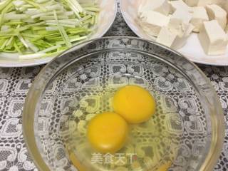 【广东】清炒鸡蛋豆腐韭黄的做法步骤：1