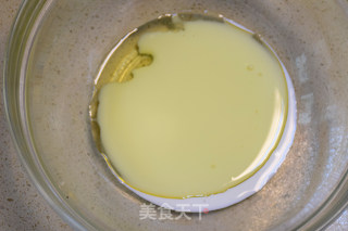 草莓蛋糕卷 德普烘焙实验室的做法步骤：2