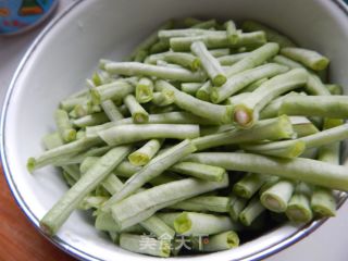 【苏州】砂锅肉末豆角的做法步骤：1