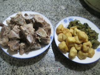 【宁波】小油豆腐酸菜煮龙骨的做法步骤：1