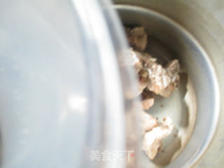 【宁波】小油豆腐酸菜煮龙骨的做法步骤：2