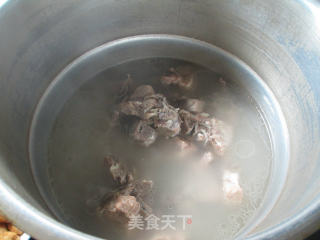 【宁波】小油豆腐酸菜煮龙骨的做法步骤：5