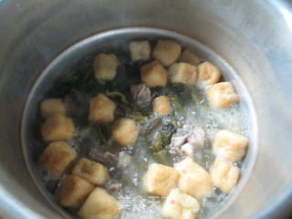 【宁波】小油豆腐酸菜煮龙骨的做法步骤：6