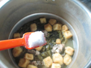 【宁波】小油豆腐酸菜煮龙骨的做法步骤：7