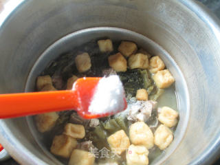 【宁波】小油豆腐酸菜煮龙骨的做法步骤：8