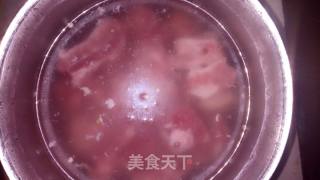 【贵州】蒜香排骨煲腐竹的做法步骤：1