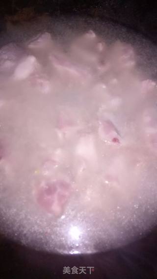 【贵州】蒜香排骨煲腐竹的做法步骤：2