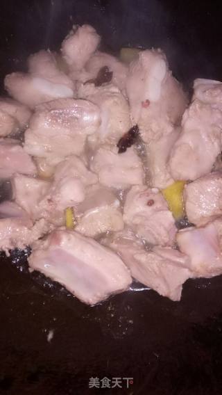 【贵州】蒜香排骨煲腐竹的做法步骤：4