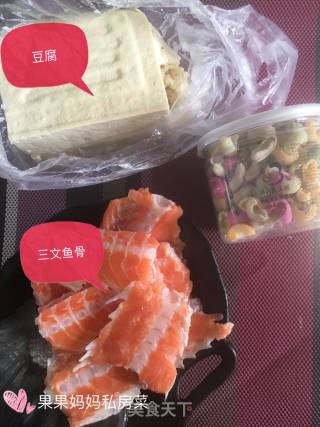 【沈阳】三文鱼骨炖豆腐多味圈圈面的做法步骤：1