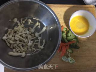 【东北】小炒白玉菇的做法步骤：1