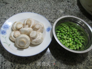 【宁波】青豆炒蘑菇的做法步骤：1
