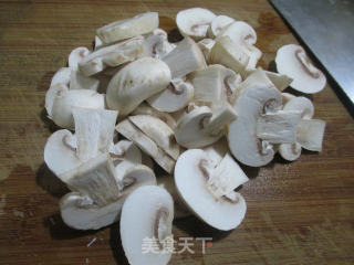 【宁波】青豆炒蘑菇的做法步骤：2