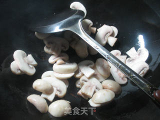 【宁波】青豆炒蘑菇的做法步骤：4