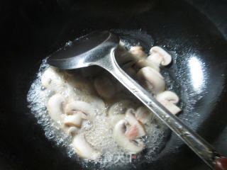【宁波】青豆炒蘑菇的做法步骤：5