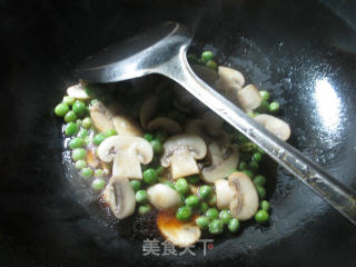 【宁波】青豆炒蘑菇的做法步骤：9