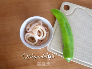 【河北】尖椒炒鱿鱼圈的做法步骤：1