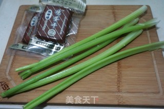 【北京】鸡蛋干炒芹菜的做法步骤：1