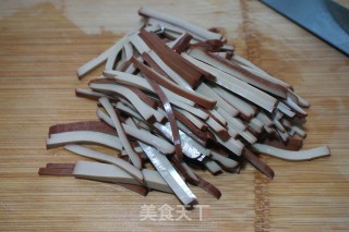 【北京】鸡蛋干炒芹菜的做法步骤：2