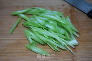 【北京】鸡蛋干炒芹菜的做法步骤：3