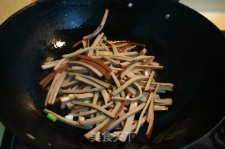 【北京】鸡蛋干炒芹菜的做法步骤：6