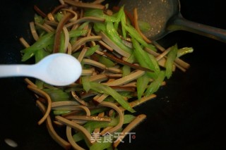 【北京】鸡蛋干炒芹菜的做法步骤：8