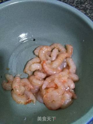 鲜虾鸡蛋炒面的做法步骤：1