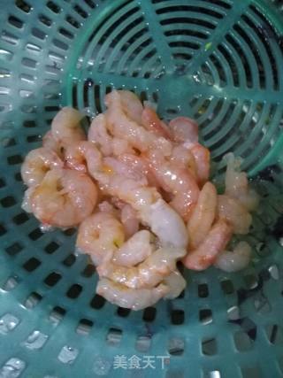 鲜虾鸡蛋炒面的做法步骤：2
