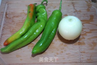 【北京】洋葱炒尖椒的做法步骤：1