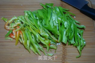【北京】洋葱炒尖椒的做法步骤：2