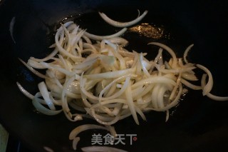 【北京】洋葱炒尖椒的做法步骤：3
