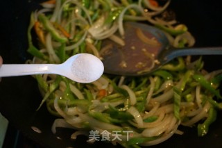 【北京】洋葱炒尖椒的做法步骤：5