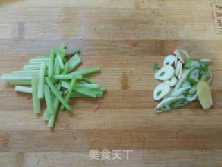 【天津】胡萝卜炒西芹的做法步骤：1