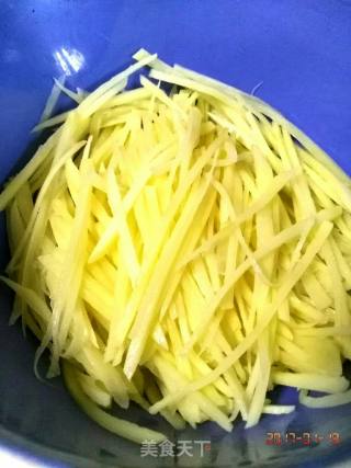 鸡蛋土豆丝饼的做法步骤：1