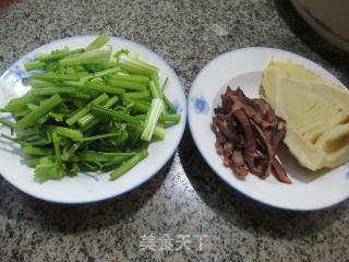 【宁波】酱肉冬笋炒芹菜的做法步骤：1