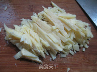 【宁波】酱肉冬笋炒芹菜的做法步骤：2
