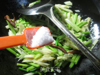 【宁波】酱肉冬笋炒芹菜的做法步骤：5