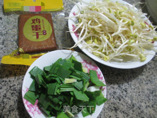 【宁波】鸡蛋干炒黄豆芽的做法步骤：1
