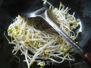 【宁波】鸡蛋干炒黄豆芽的做法步骤：3