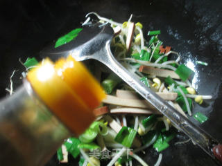 【宁波】鸡蛋干炒黄豆芽的做法步骤：5