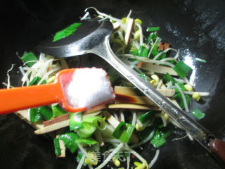【宁波】鸡蛋干炒黄豆芽的做法步骤：6