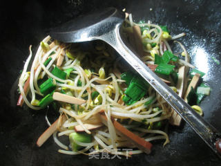 【宁波】鸡蛋干炒黄豆芽的做法步骤：7