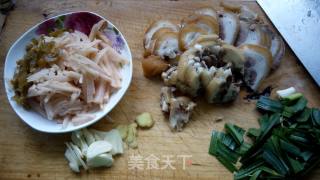 【重庆】酸萝卜炒肘子的做法步骤：1