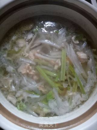 芹菜瘦肉墨鱼干萝卜丝煲的做法步骤：1
